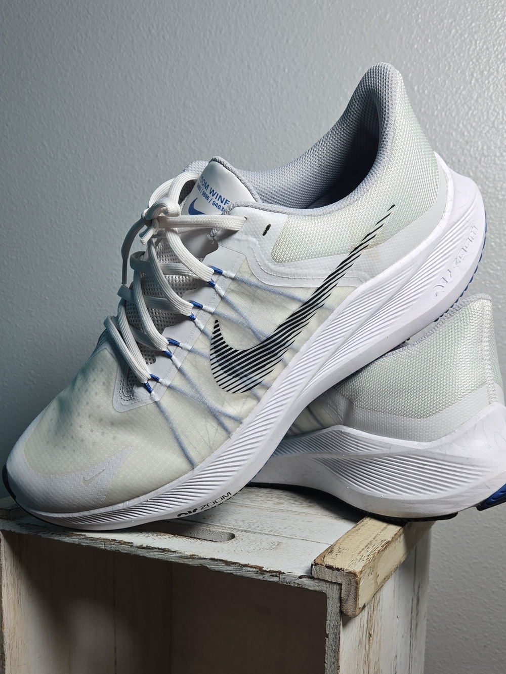 Nike Men’s White Athletic Shoes with Black Swoosh and Blue Accents Size 13